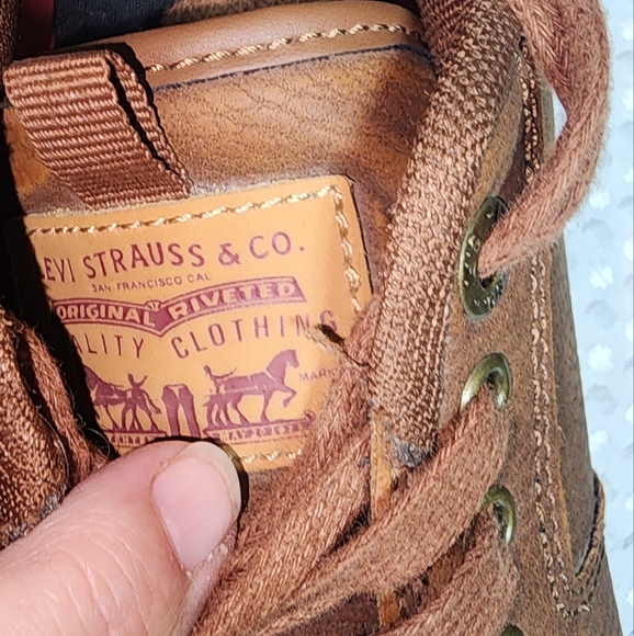 LEVIS EUC MENS SZ 8 ALPINE VEGAN LEATHER SNEAKERS SHOES - Picture 3 of 10